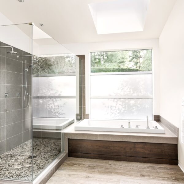 Salle de bain rénovée avec douche italienne et baignoire encastrée