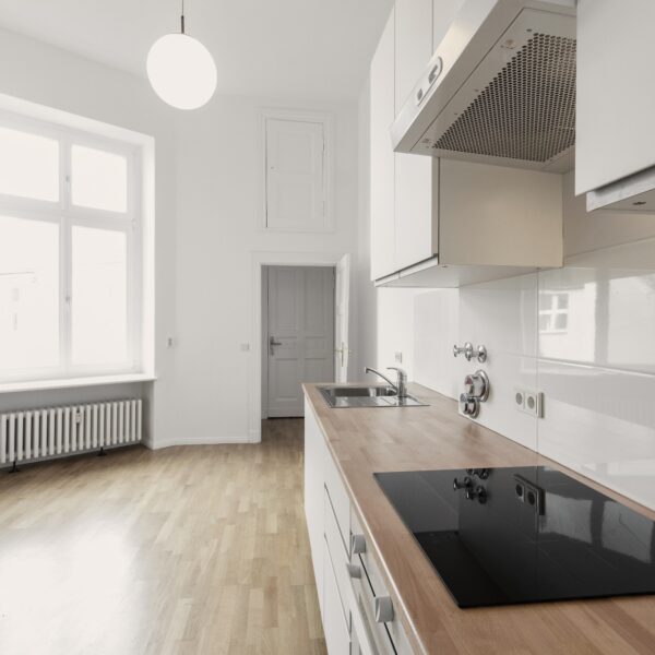 Cuisine rénovée style minimaliste blanc et bois à Bordeaux