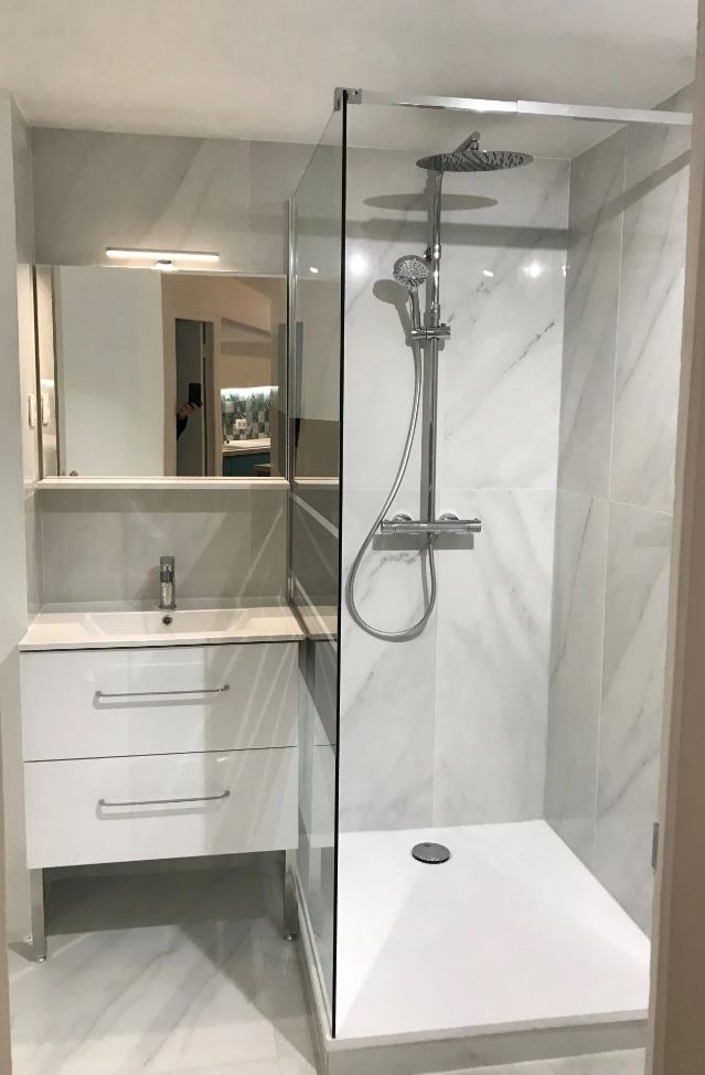Salle de bain rénovée avec douche italienne et meuble vasque suspendu