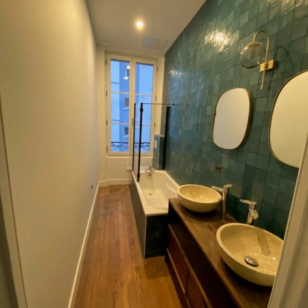 Salle de bain faïence en petit carreaux