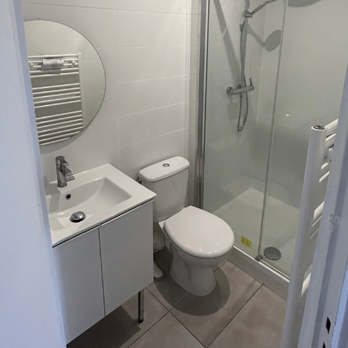 Salle de bain rénovée avec carrelage effet marbre